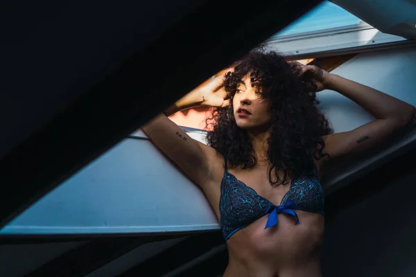 Perempuan dalam lingerie dekat skylight terbuka — Stok Foto