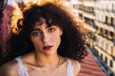 Çatıda güzel kadın