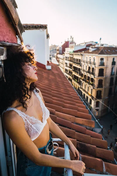 Wanita di balkon mengagumi pandangan — Stok Foto