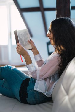 Güzel kadın kitap ile baktılar