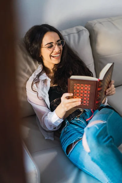 Podekscytowana kobieta czytanie książki — Zdjęcie stockowe