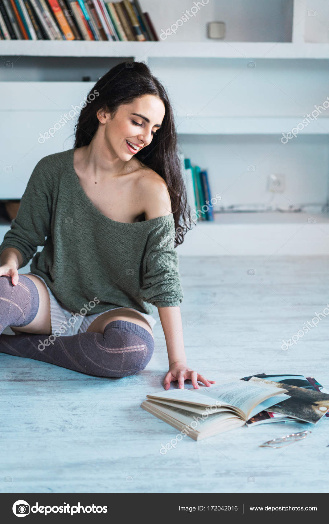 Premium Photo | Young woman in eyeglasses reading a book in a cozy living  room