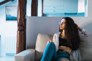 Düşünceli model kanepede poz