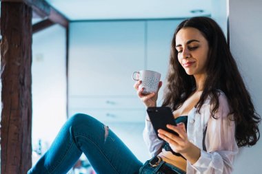 Kahve ve smarpthone içerik kadının