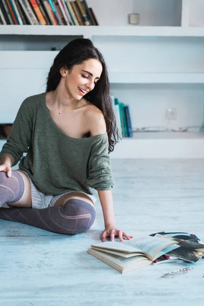 Donna elegante in posa con libro — Foto Stock