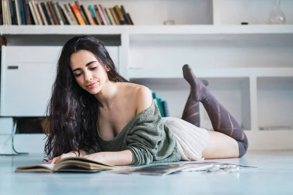 Modelo encantador con libro en el suelo — Foto de Stock
