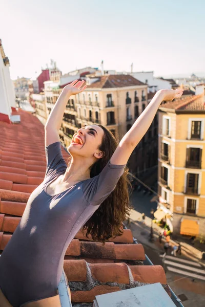 Возбужденная женщина, счастливо позирующая на балконе — стоковое фото