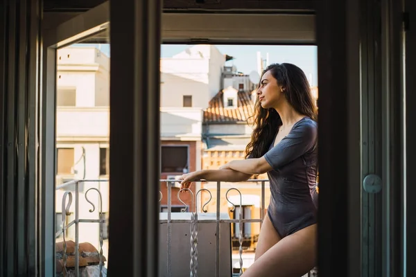 Romantiska kvinnan på terrassen — Stockfoto