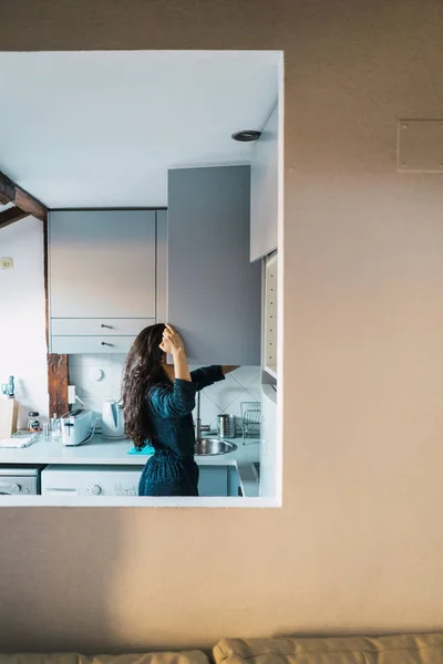 Wanita berpose di dapur di pagi hari — Stok Foto