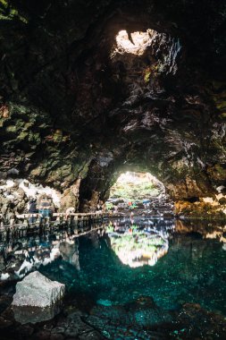 Mağarada yürüyen turist