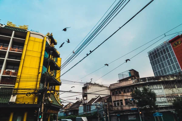 Grungy rua asiática — Fotografia de Stock