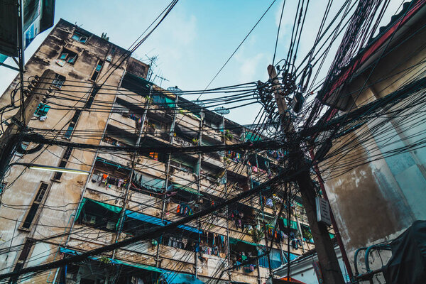 Пост с проводами и решеткой
