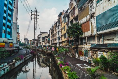 Kanal ve aşınmış eski evleri Bangkok, Tayland için görüntüleyin. 