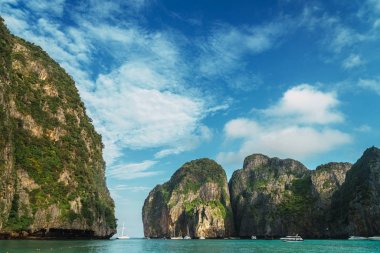 Maya Bay, tropikal güneşli lagün büyük kayalıklarla