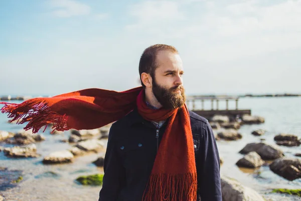 Skäggig man i vifta med röd halsduk — Stockfoto
