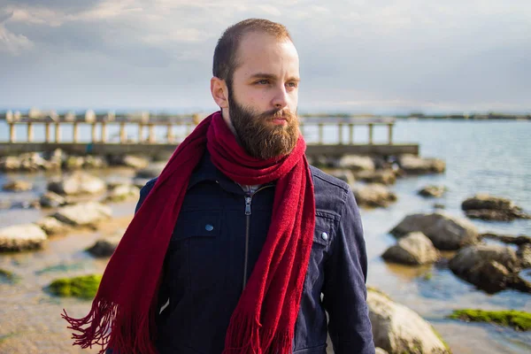 Solitario uomo barbuto sulla costa fredda — Foto Stock