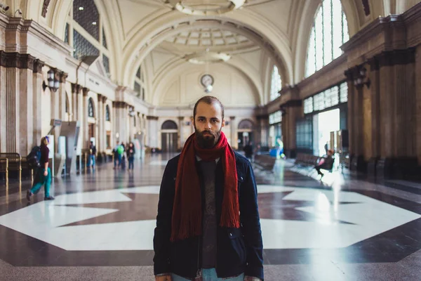 Unemotional uomo casuale in grande stazione di casa — Foto Stock