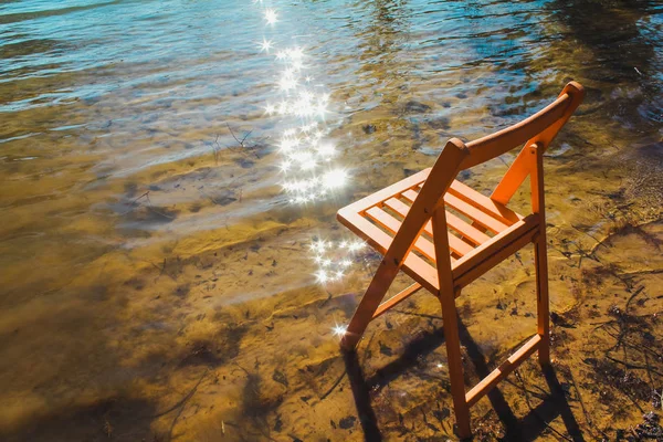 Kursi di perairan dangkal danau — Stok Foto