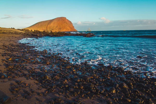 Sziklás partra mosott hullámok, Tenerife, Spanyolország — Stock Fotó