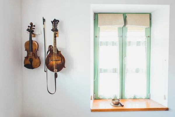Huis met muziekinstrumenten op muur — Stockfoto