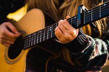 Anonim kişi seyahat ederken gitar çalmak