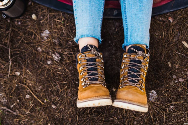 Crop orang di trekking sepatu — Stok Foto