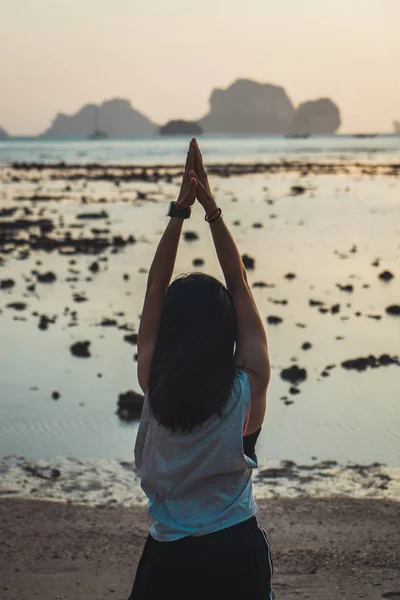 Meditasi sportif wanita di garis pantai — Stok Foto
