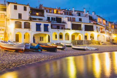 Kıyı üzerinde parlayan cityscape