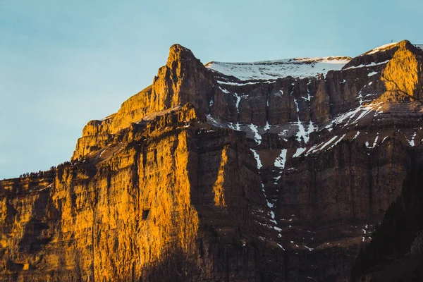 Rocky pegunungan di bawah sinar matahari — Stok Foto