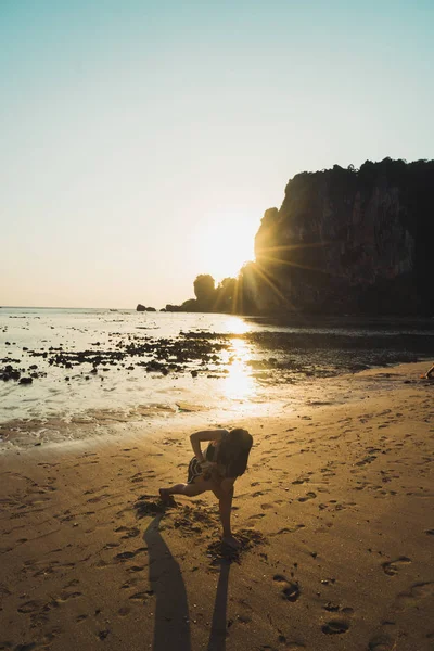 Gadis berlatih yoga di pantai malam — Stok Foto