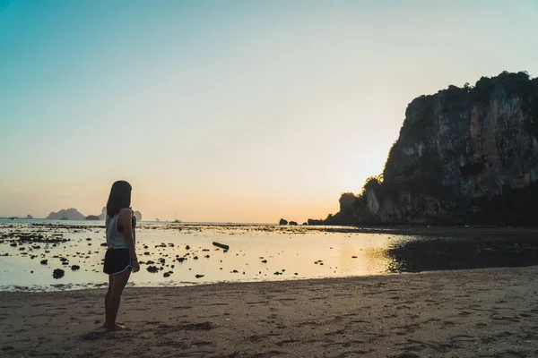 Calma chica solitaria en la hermosa playa — Foto de Stock