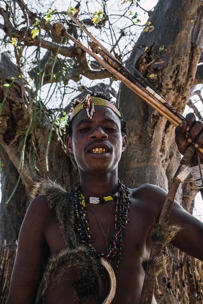 Eyasi lake, Tanzania, november, 23, 2019: African hunter with jewels and ornamentstana — Stock Photo, Image