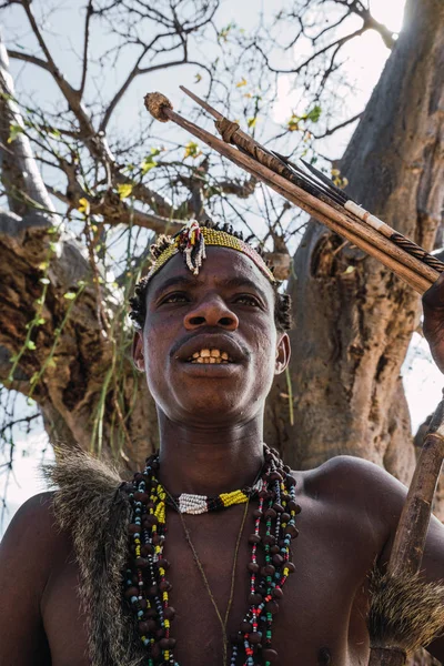 Eyasi lake, Tanzania, november, 23, 2019: portrait of an African hunter — Stock Photo, Image