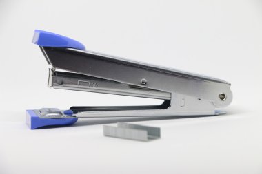 Beyaz arka plan üzerinde zımba. Çeşitli ofis malzemeleri. 