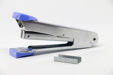 Beyaz arka plan üzerinde zımba. Çeşitli ofis malzemeleri. 