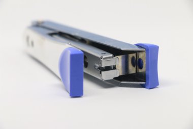 Beyaz arka plan üzerinde zımba. Çeşitli ofis malzemeleri. 