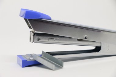 Beyaz arka plan üzerinde zımba. Çeşitli ofis malzemeleri. 