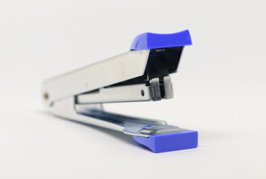 Beyaz arka plan üzerinde zımba. Çeşitli ofis malzemeleri. 