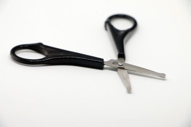 Beyaz arka plan üzerinde makas. siyah renk beyaz zemin üzerine makas. Office aracı  