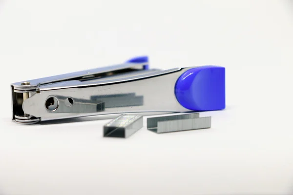 Stapler sullo sfondo bianco. Varie attrezzature per ufficio . — Foto Stock