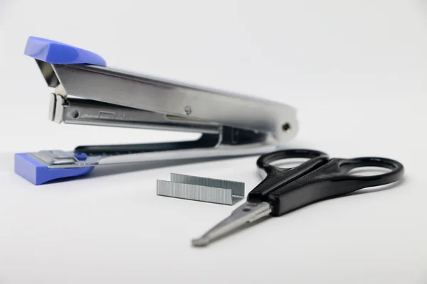 Stapler sullo sfondo bianco. Varie attrezzature per ufficio . — Foto Stock