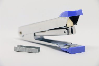 Beyaz arka plan üzerinde zımba. Çeşitli ofis malzemeleri. 