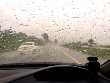 Tayfun Tayland, hava, yağmur hava altında sürüş