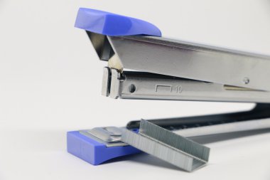 Beyaz arka plan üzerinde zımba. Çeşitli ofis malzemeleri. 