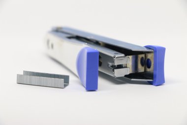 Beyaz arka plan üzerinde zımba. Çeşitli ofis malzemeleri. 