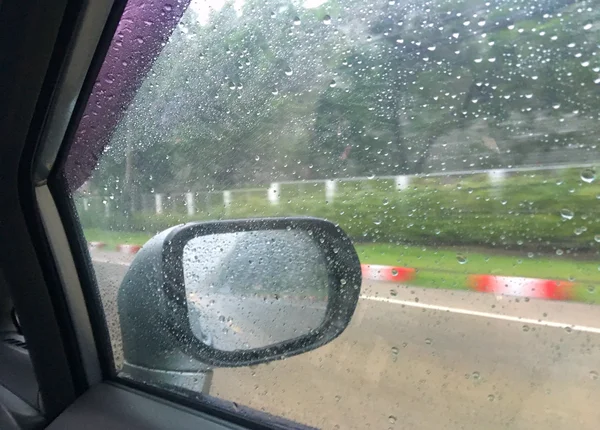 Tifón en Tailandia, tiempo, Conducir bajo la lluvia tiempo —  Fotos de Stock