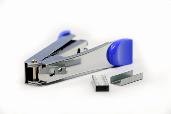 Stapler sullo sfondo bianco. Varie attrezzature per ufficio . — Foto Stock