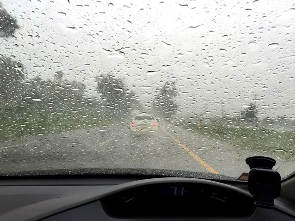 Tufão na Tailândia, tempo, Dirigir sob o tempo da chuva — Fotografia de Stock