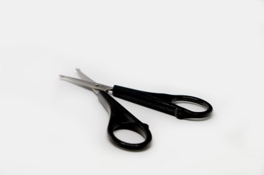 Beyaz arka plan üzerinde makas. siyah renk beyaz zemin üzerine makas. Office aracı  