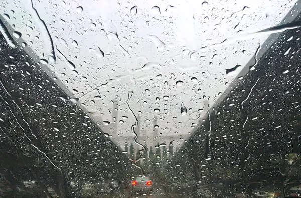 Tifón en Tailandia, tiempo, Conducir bajo la lluvia tiempo — Foto de Stock